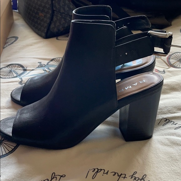 NWT Rampage Leather Sandal - Picture 2 of 3